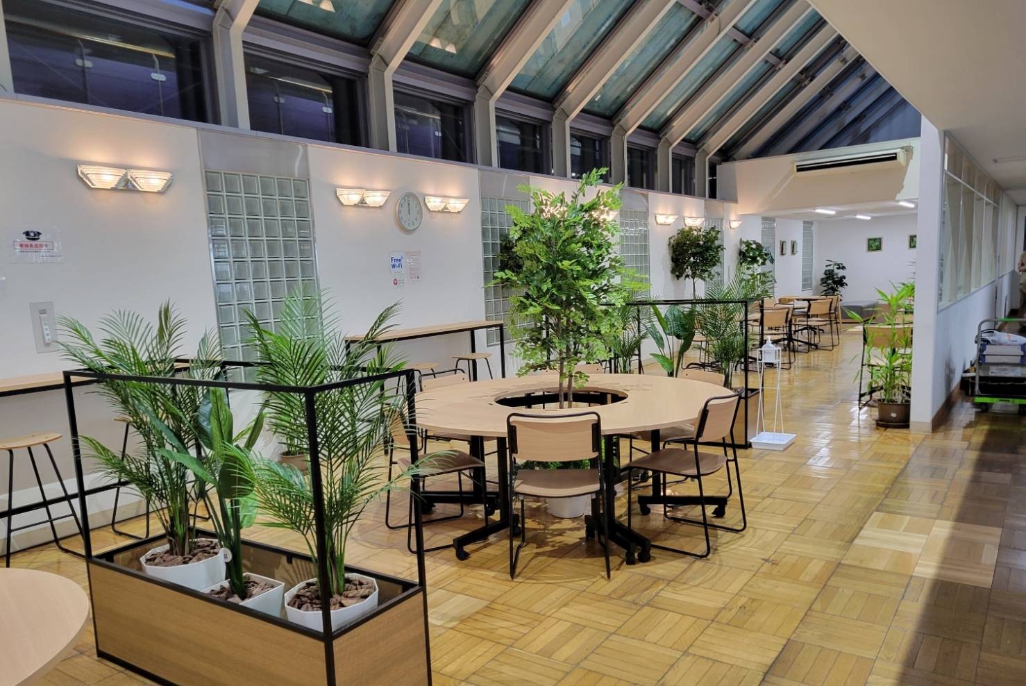 ラウンジ(1F東側)